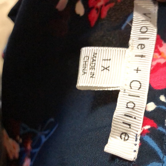 Woman’s Blouse - Picture 4 of 6